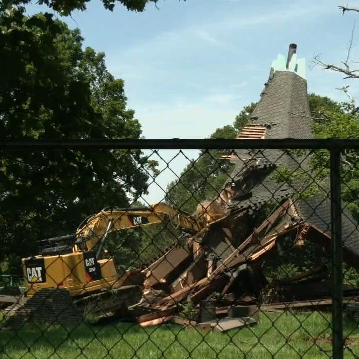 Visitors to Cherokee Park watch with mixed emotions as Hogan's Fountain Pavilion demolished